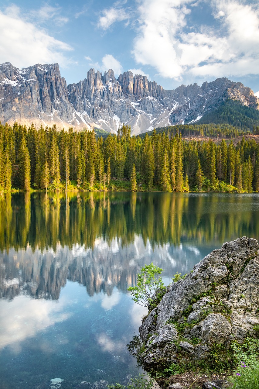 A Dolomitok hegycsúcsai és a Karersee tava