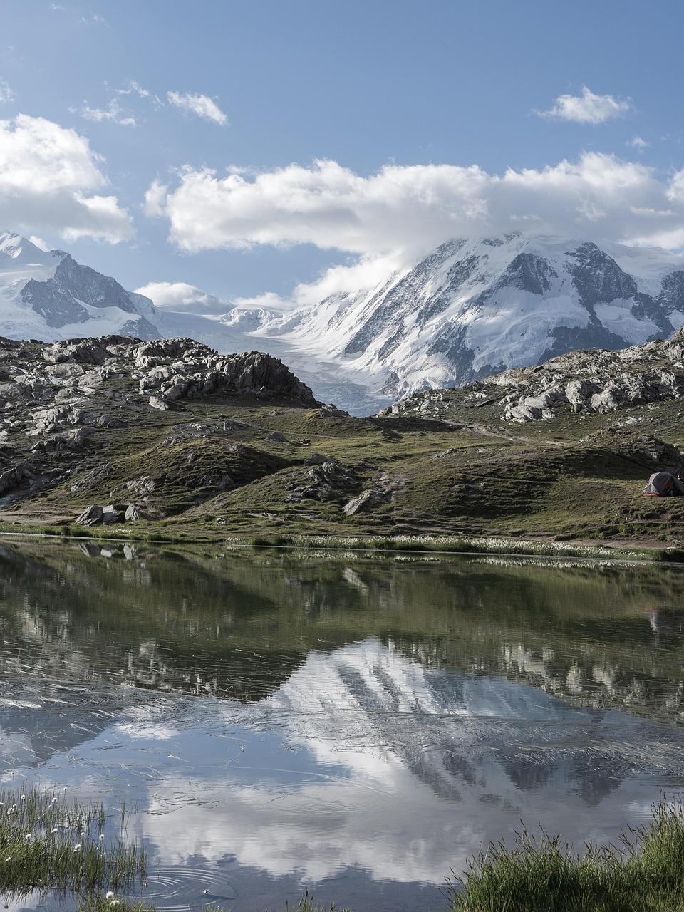Alpesi tó havas hegycsúcsokkal